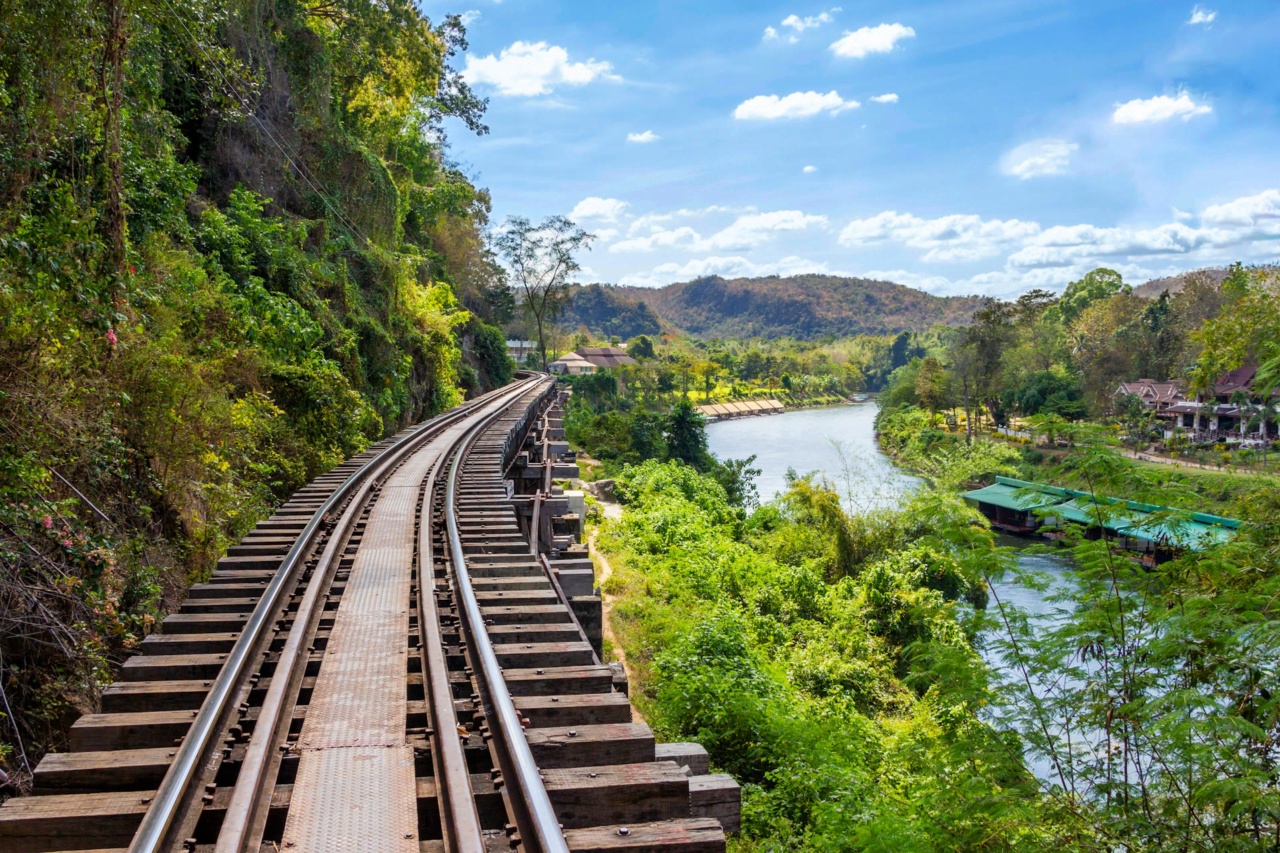 La ligne du Chemin de fer de la mort au bord d'une rivière à Kanchanaburi