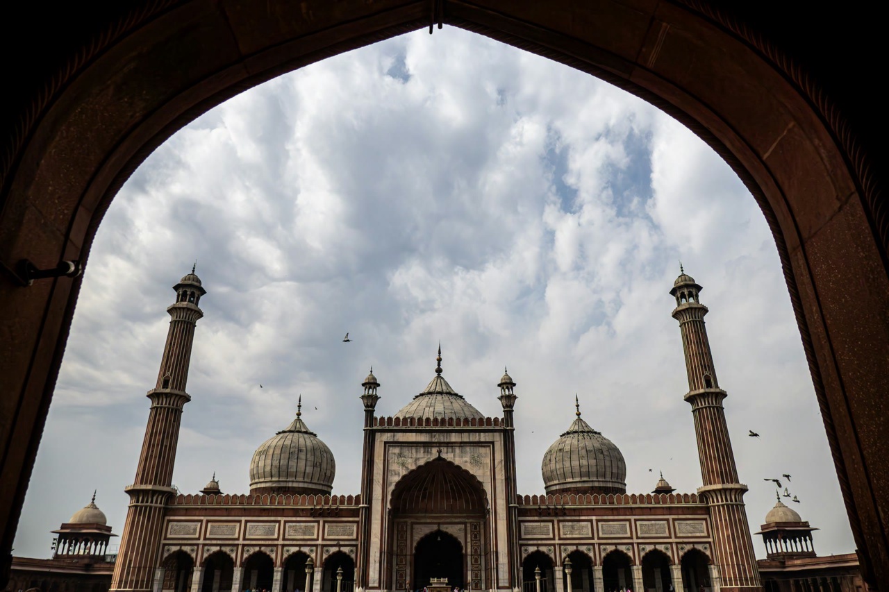 아치 너머로 보이는 올드 델리의 Jama Masjid
