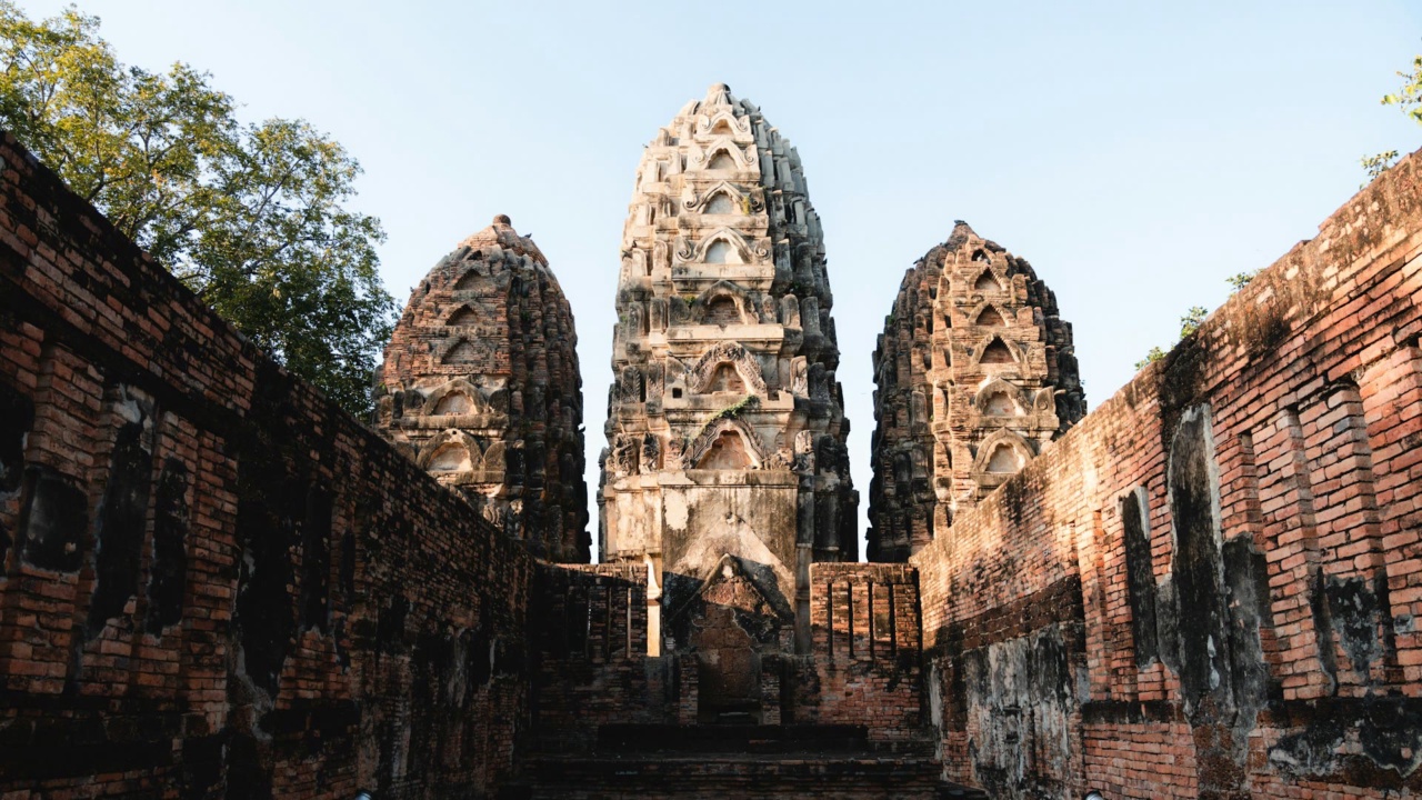 Drei Prangs im Khmer-Stil nebeneinander in Sukhothai