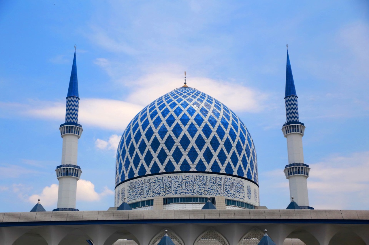 Mái vòm và các tháp của Nhà thờ Hồi giáo Sultan Salahuddin Abdul Aziz Shah, còn gọi là Nhà thờ Hồi giáo Xanh, ở Shah Alam