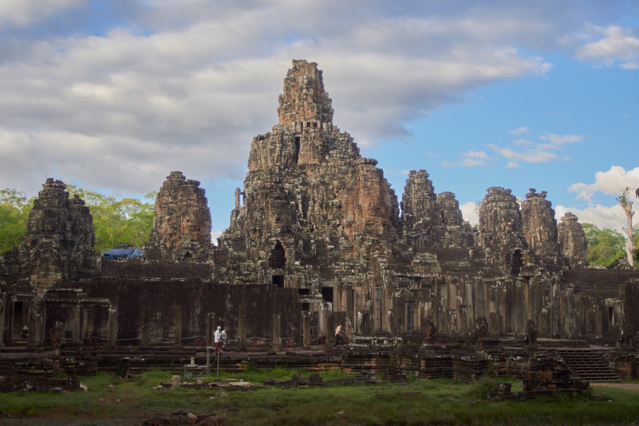 Bayon di Angkor Thom dengan menara-menara berwajahnya