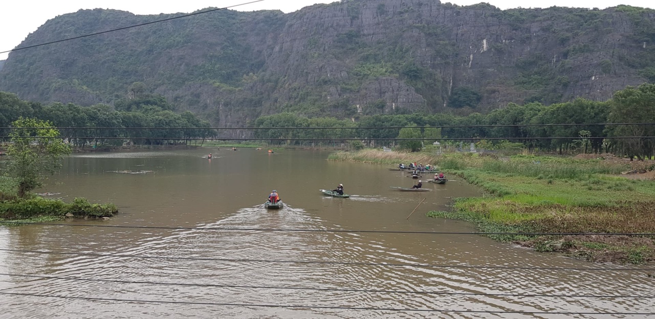 Sungai di Tam Coc dengan bukit batu kapur di latar belakang