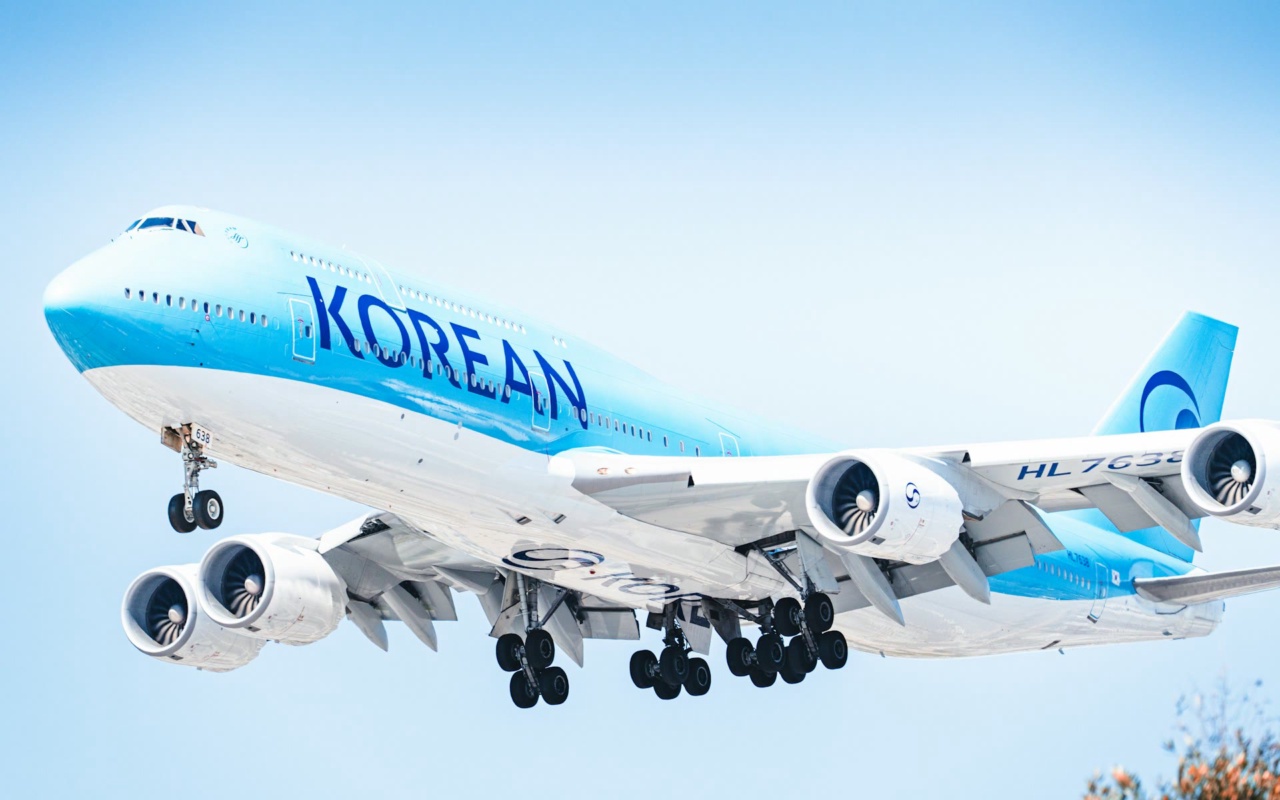 Máy bay chở khách cỡ lớn của Korean Air đang bay với bánh đáp đã hạ