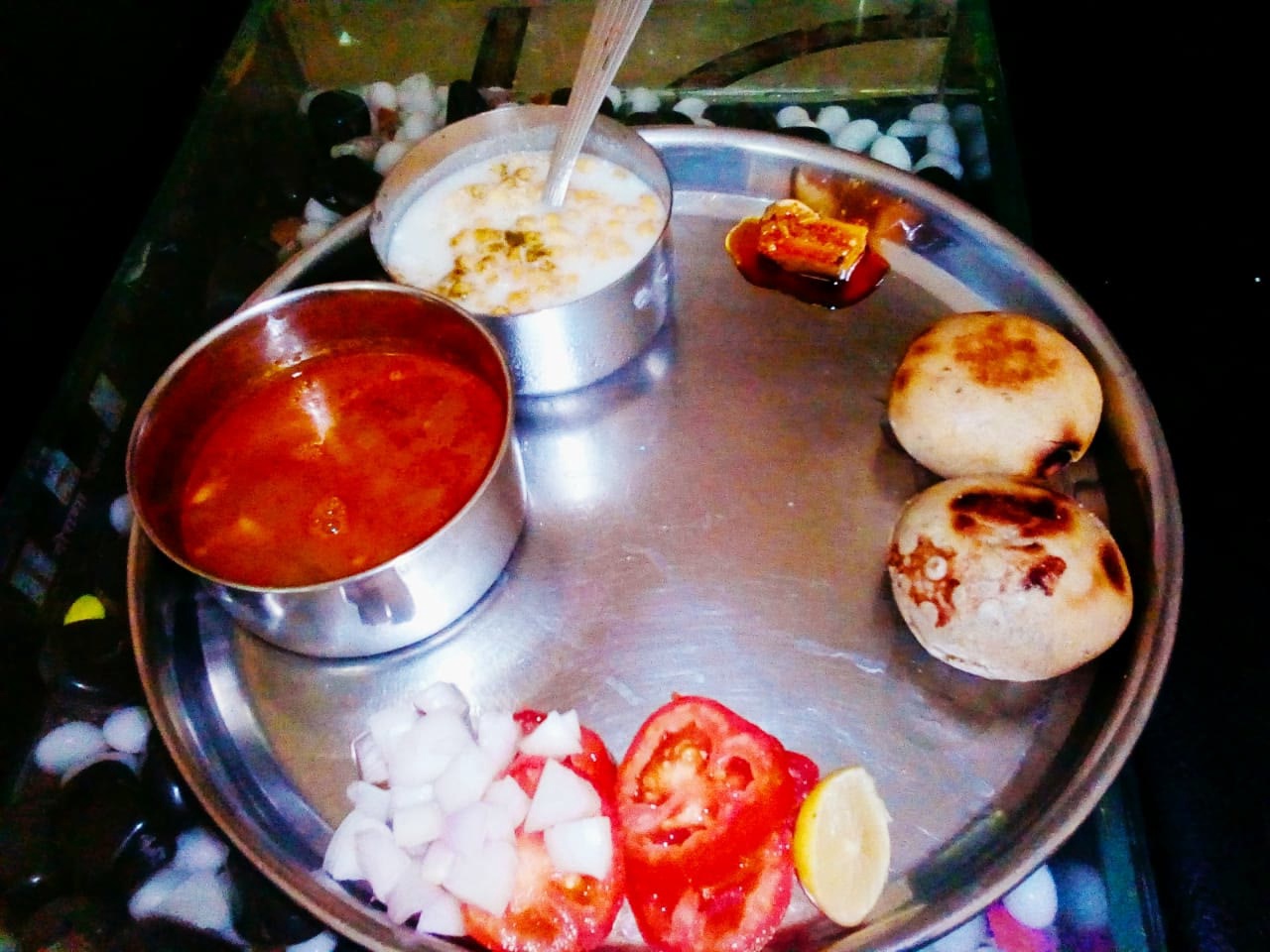 Dal Baati Churma di atas piring logam
