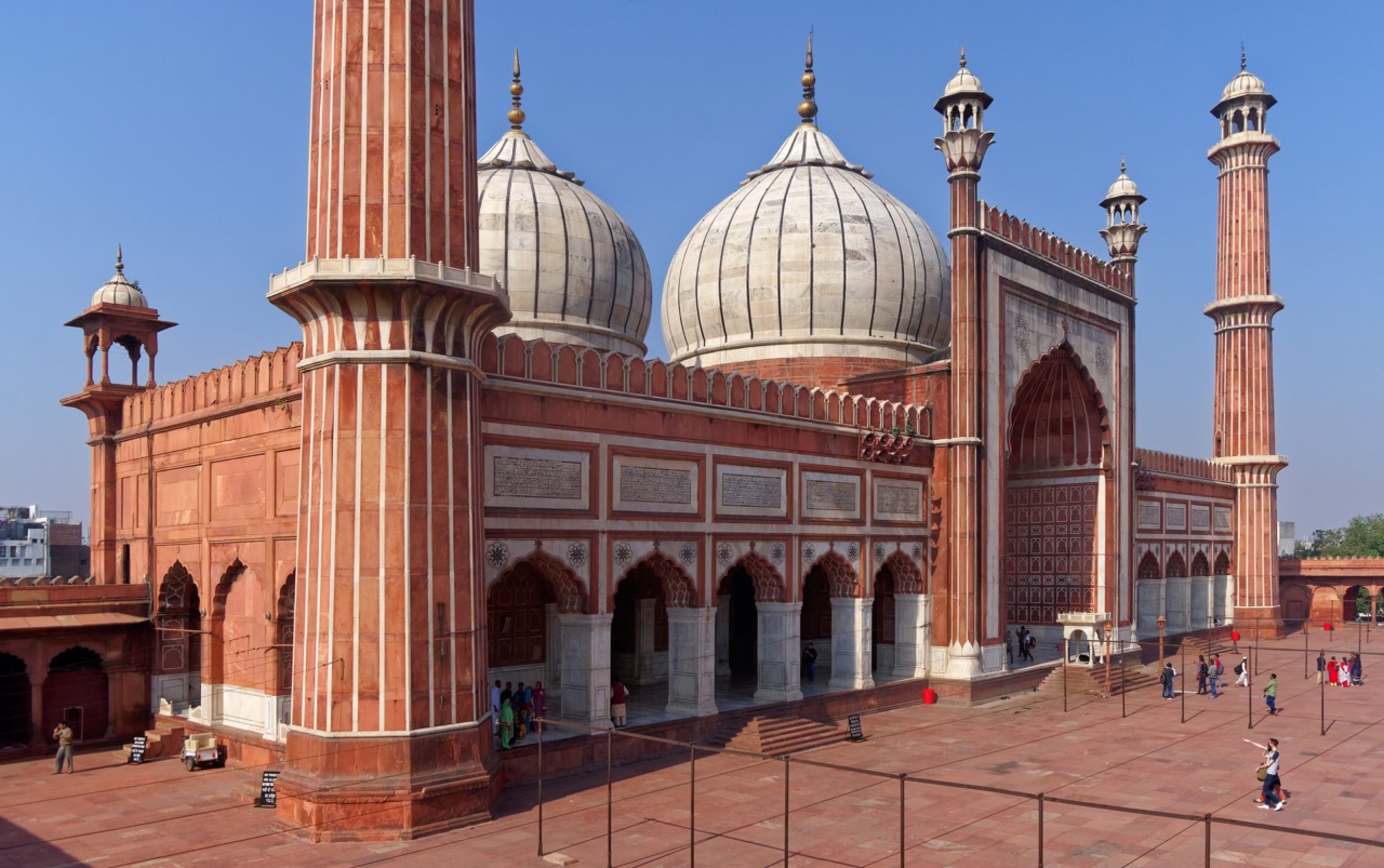 Jama Masjid với các mái vòm và tháp minaret phía trên sân lớn