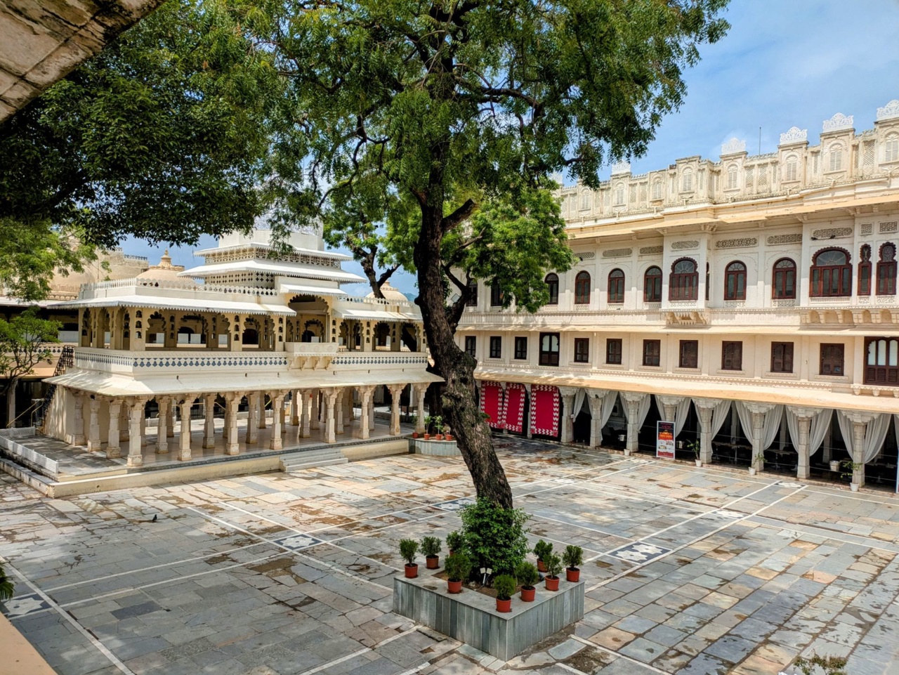 Ein Innenhof des City Palace in Udaipur