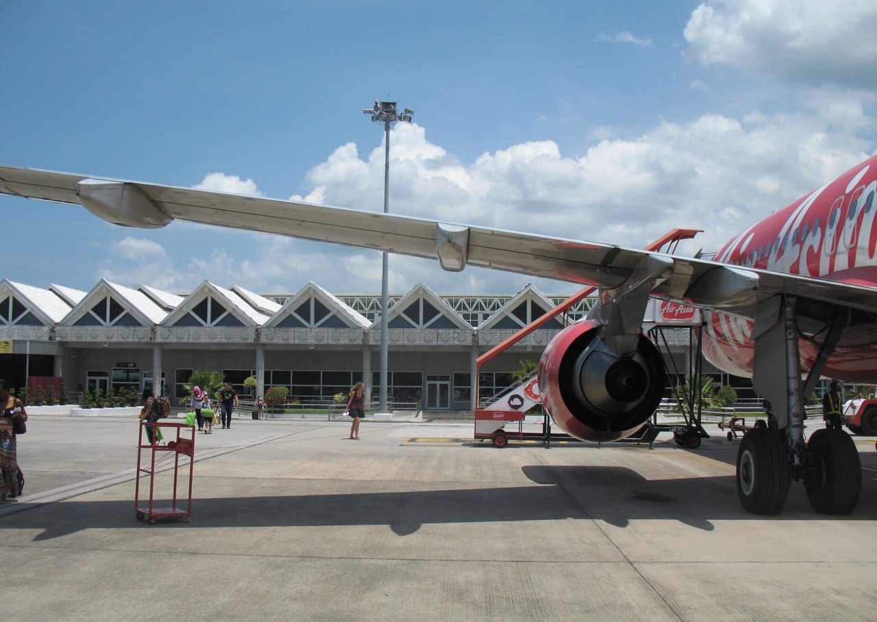 兰卡威国际机场航站楼前的一架AirAsia飞机
