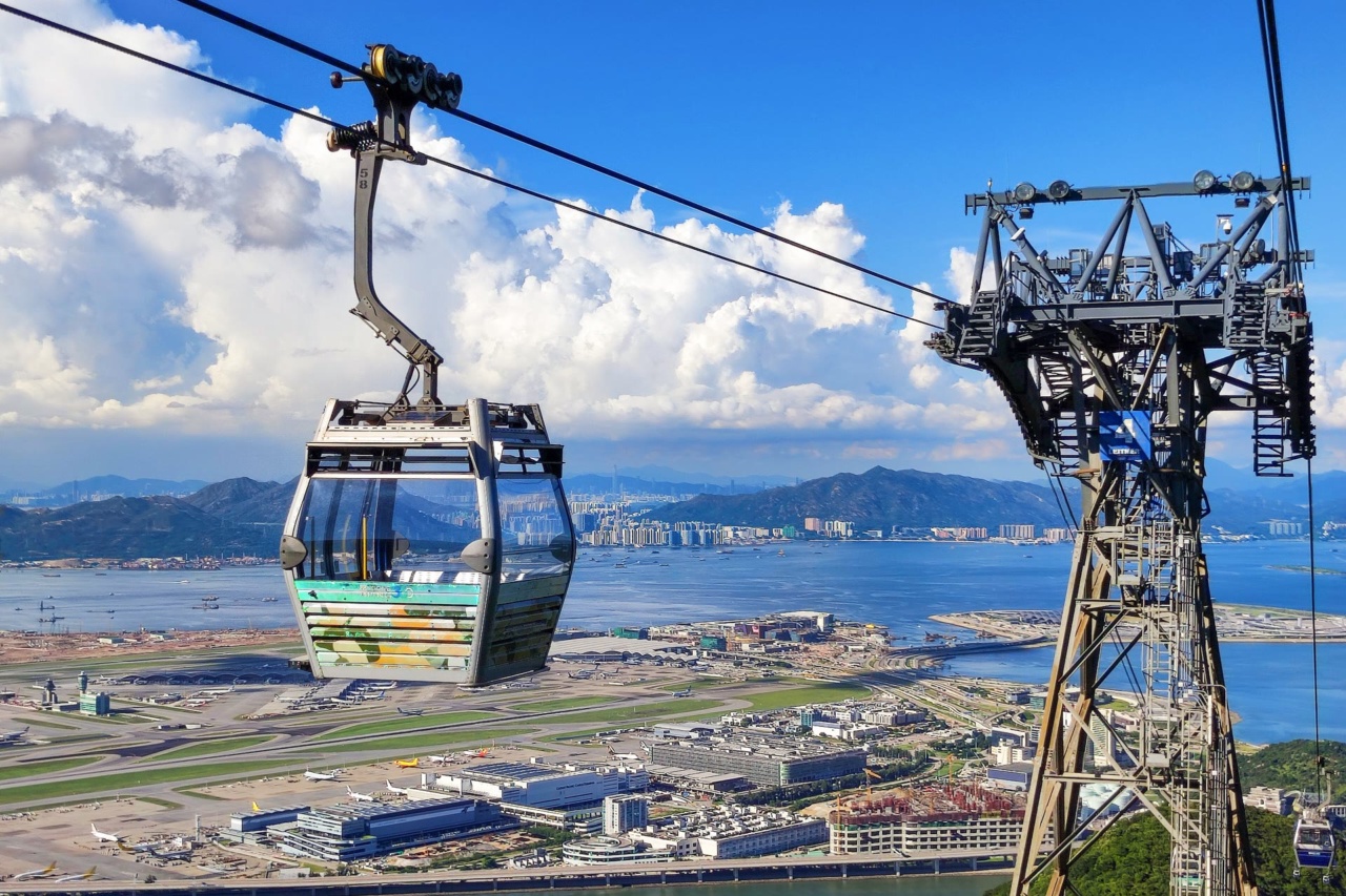 Kabin kereta kabel Ngong Ping 360 di atas Pulau Lantau
