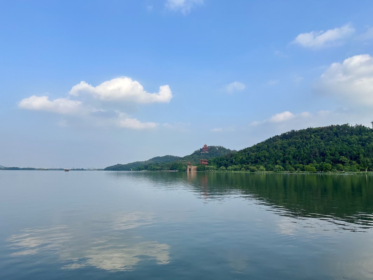 Tasik Timur (Donghu) dengan bukit di tepinya