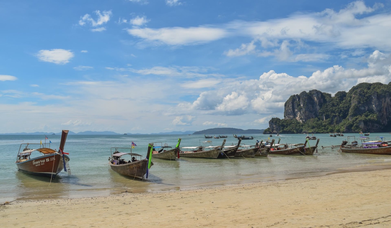 Longtail boats on Railay West beach in front of the limestone cliffs