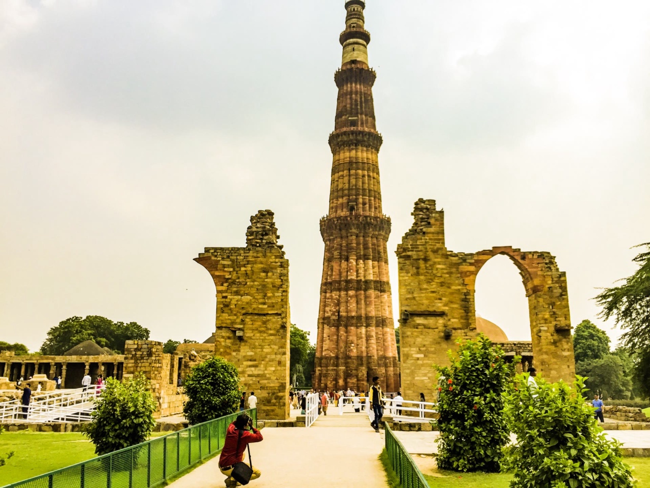 Tháp Qutub Minar giữa những vòm cổng đổ nát