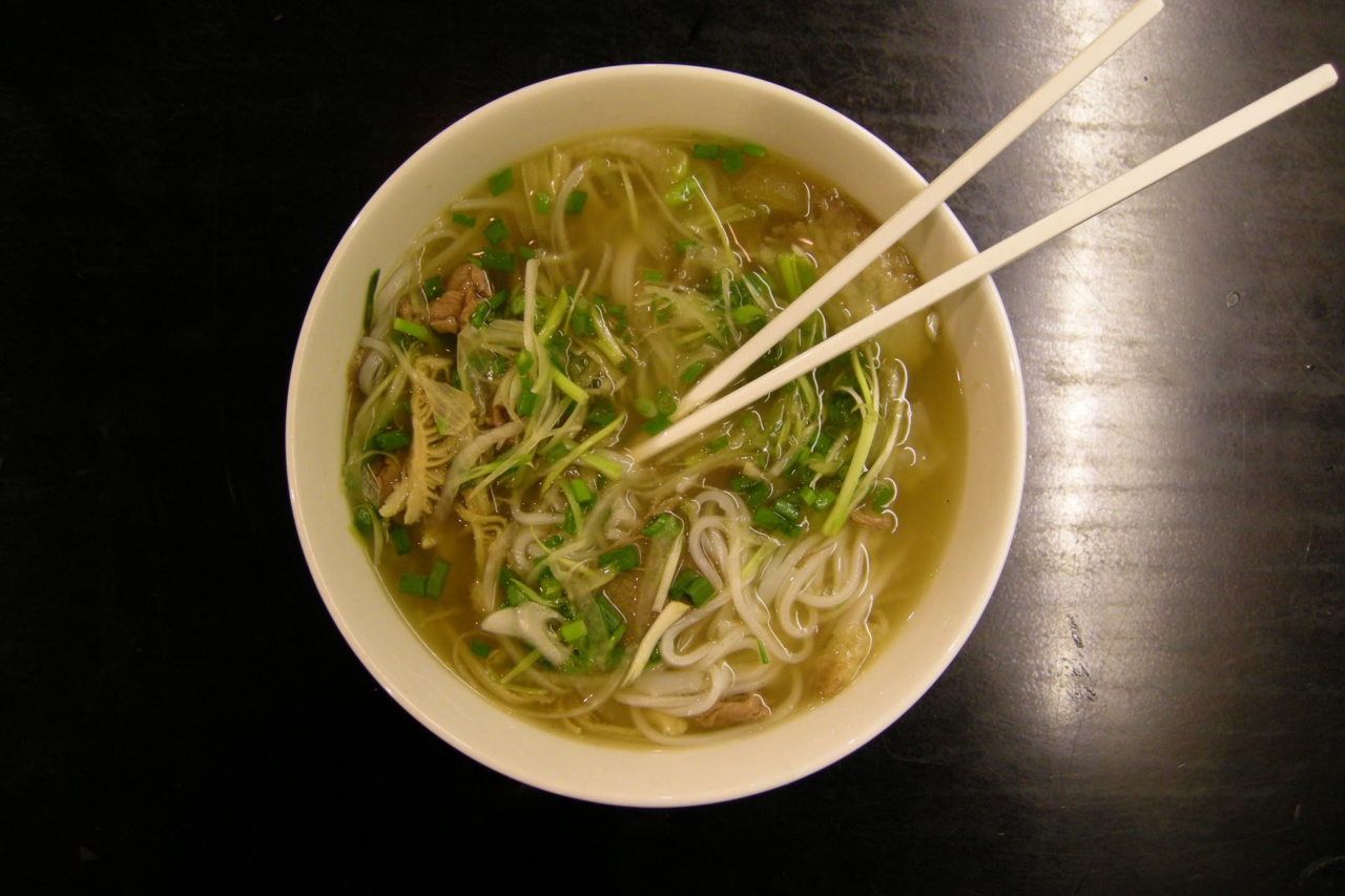 ชามเฝอ ซุปก๋วยเตี๋ยวของเวียดนาม พร้อมตะเกียบ