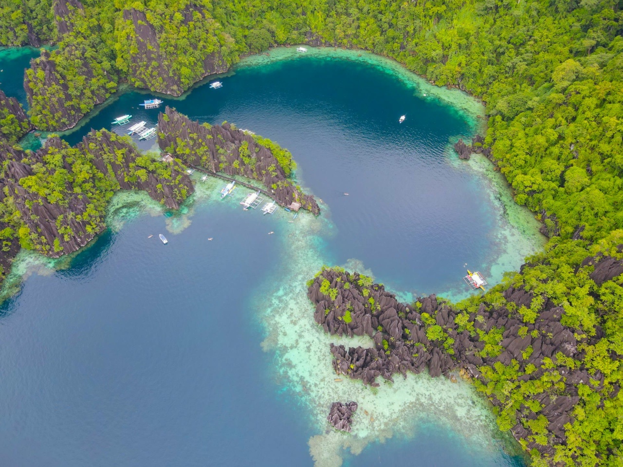 上空から見たコロン近くの石灰岩の島々に囲まれたラグーン