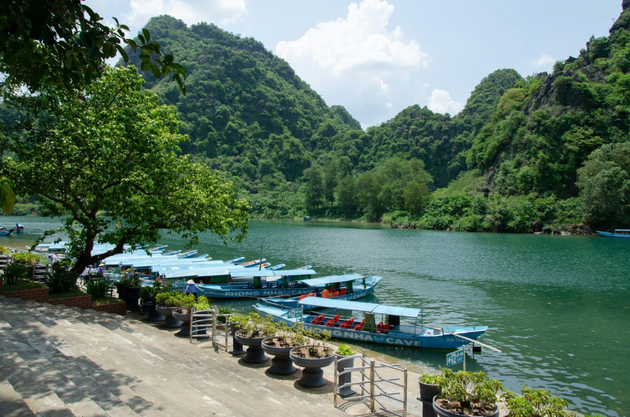 Bot di Sungai Son untuk perjalanan ke Gua Phong Nha