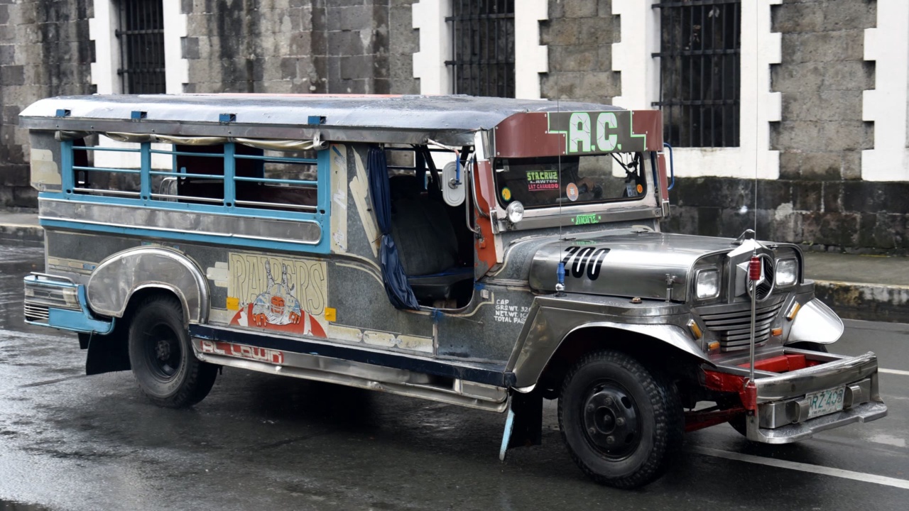 Un jeepney dans une rue de Manille