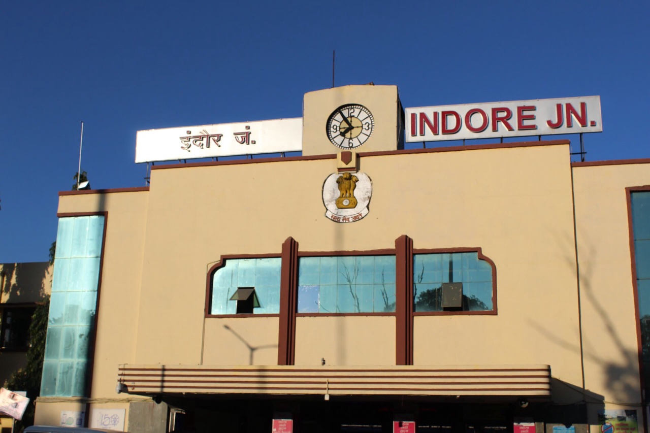 Die Vorderseite des Bahnhofs Indore Junction