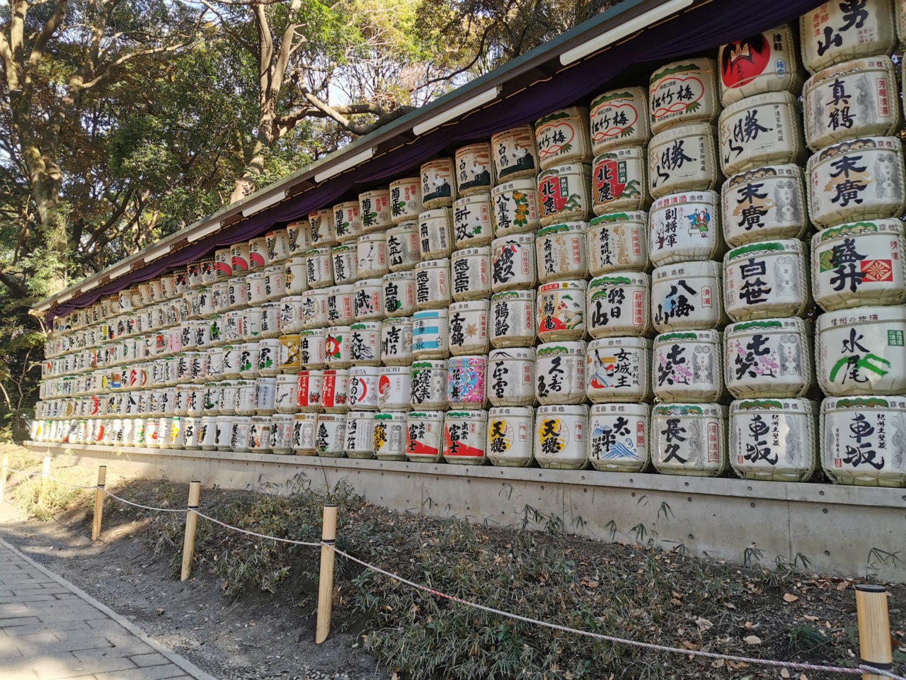 Những thùng sake trang trí xếp dọc đường đến đền Meiji.