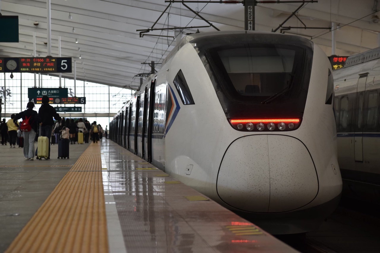 Kereta antarkota di Stasiun Kereta Zhuhai