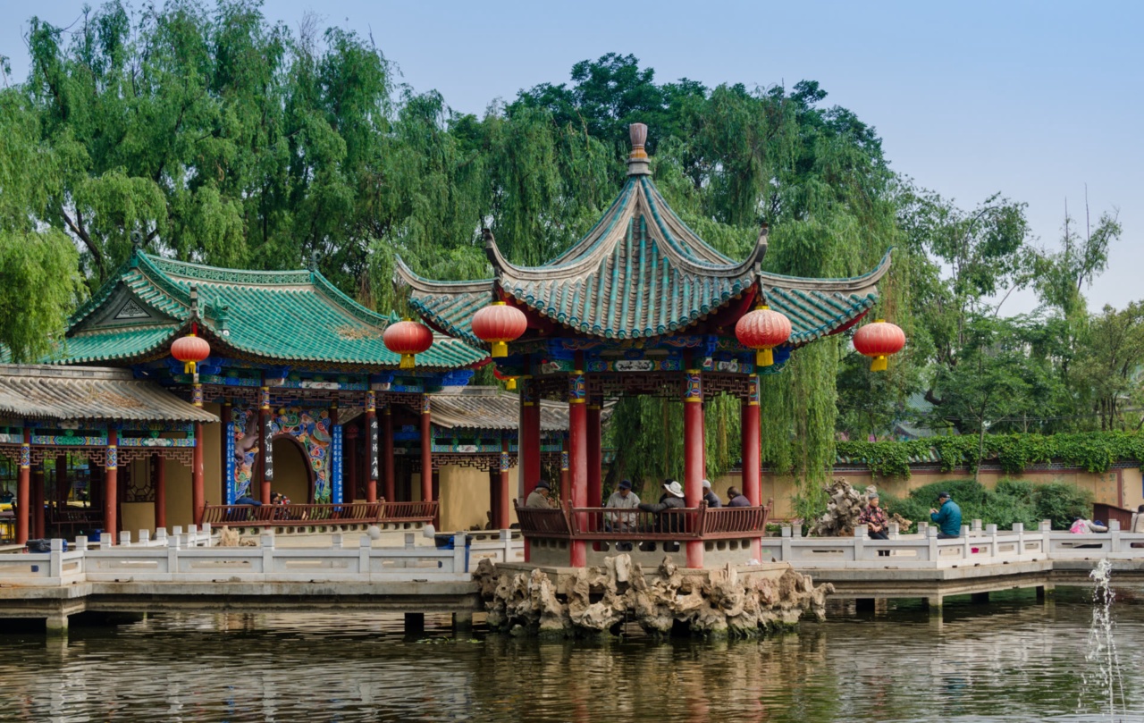 Pavilion di tepi air di Taman Tasik Hijau (Cuihu)