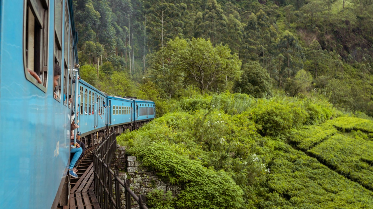 Kereta api dalam perjalanan dari Kandy ke Ella melalui perbukitan Sri Lanka