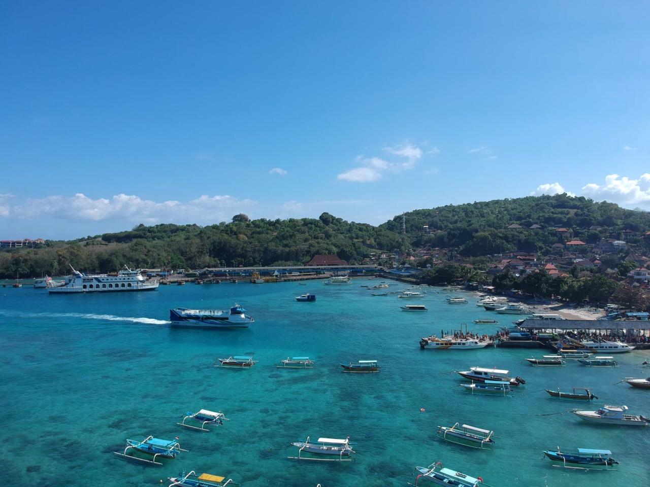 เรือเฟอร์รีและเรือในท่าเรือปาดังไปบนเกาะบาหลี