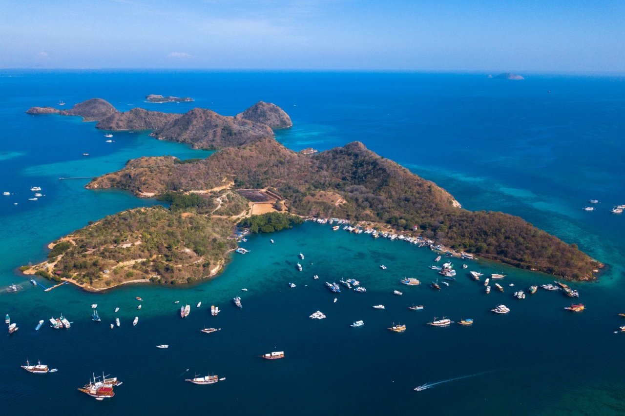 Toàn cảnh từ trên cao các hòn đảo và tàu thuyền ngoài khơi Labuan Bajo