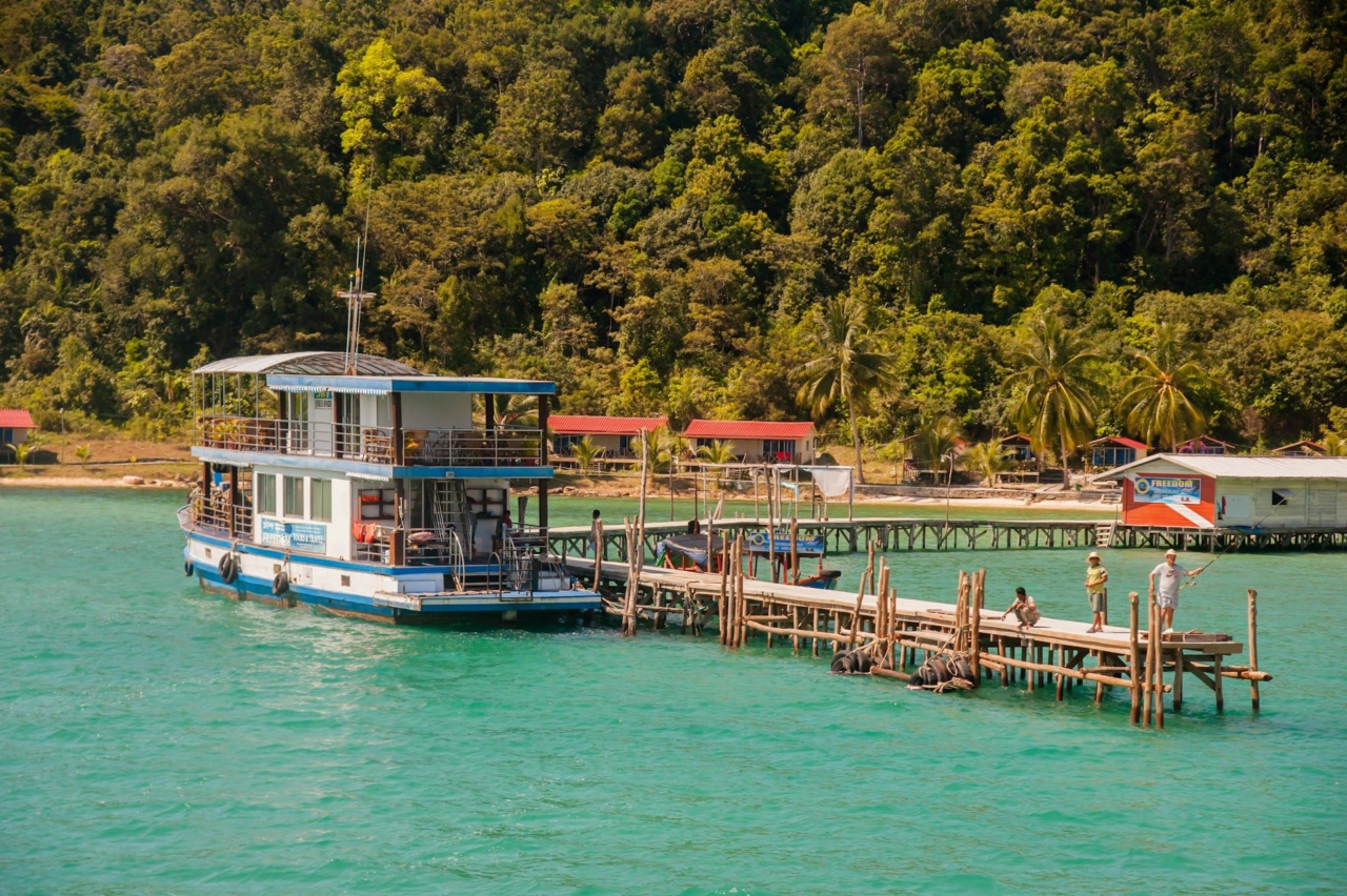 Un bateau à un ponton en bois sur Koh Rong Samloem