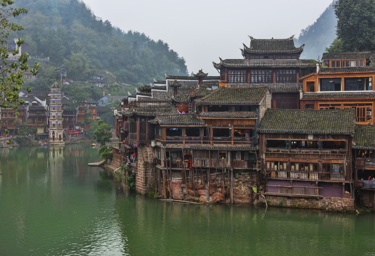 Rumah kayu di tepi Sungai Tuo di Fenghuang
