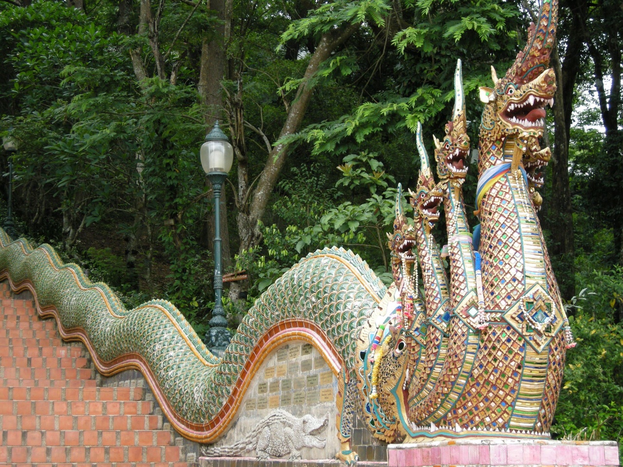 Eine mehrköpfige Naga-Statue am Wat Phra That Doi Suthep