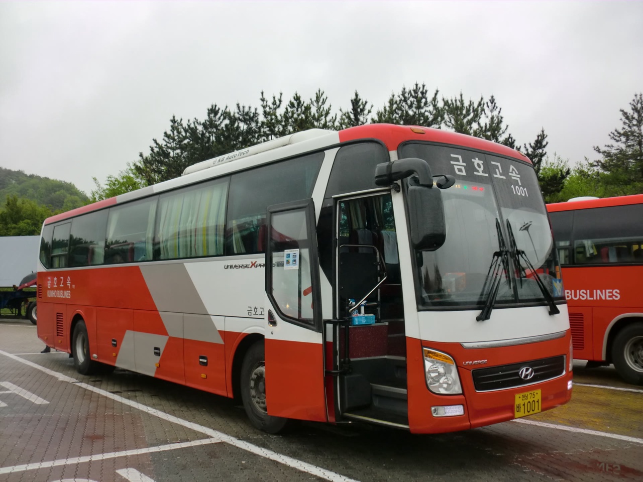 高速道路のサービスエリアに停まるKumho Buslinesのバス