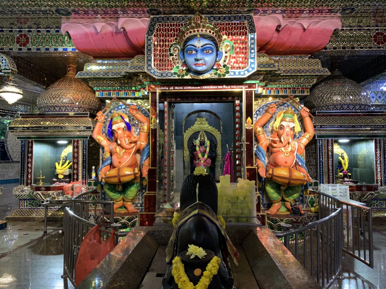 Im Inneren des Glas-Tempels Arulmigu Sri Rajakaliamman