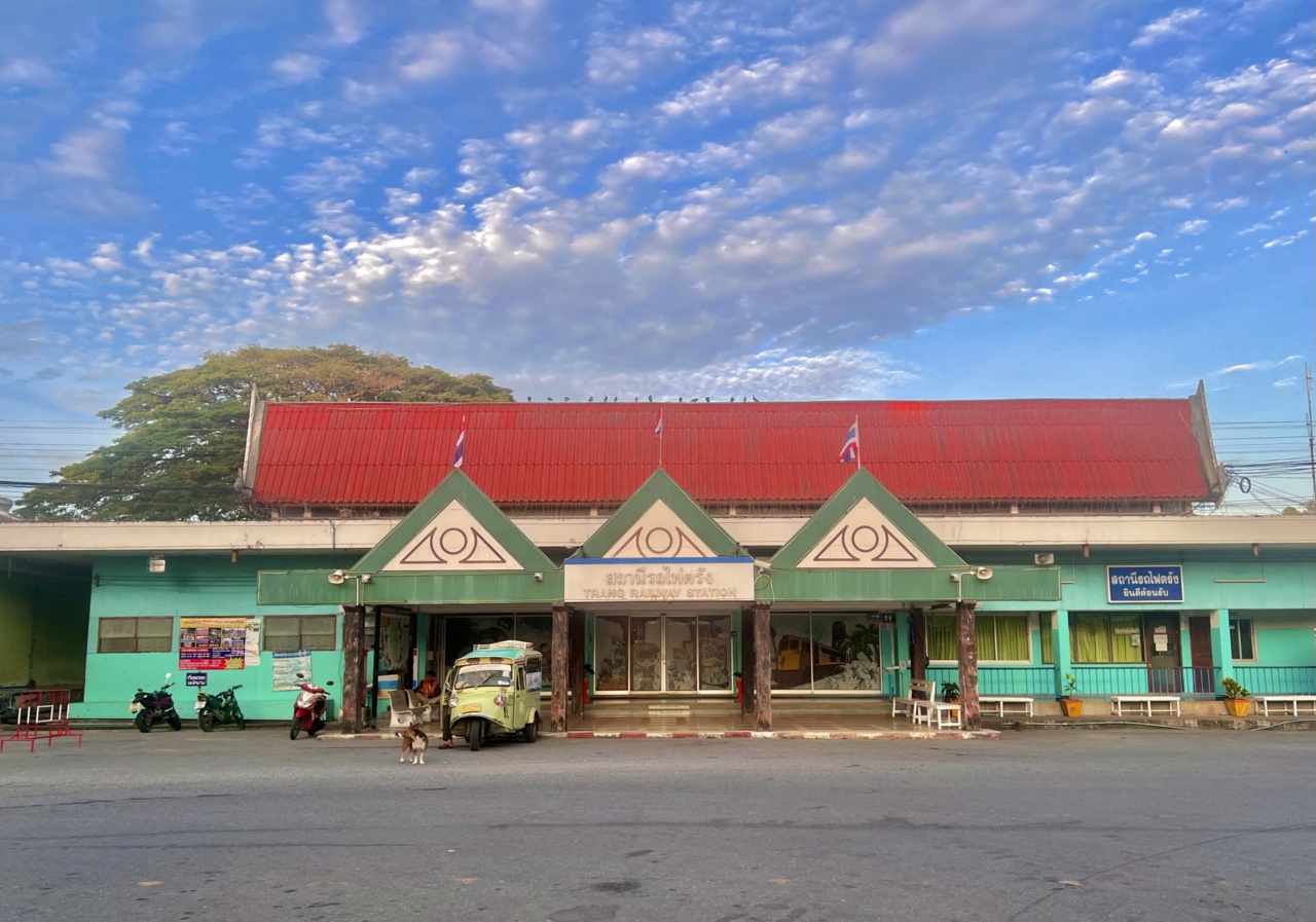 L'entrée de la gare de Trang avec son toit rouge