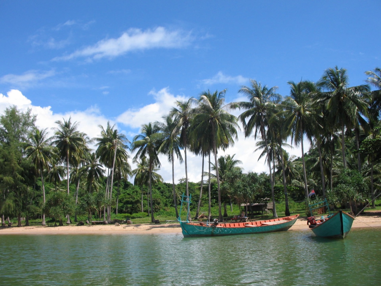 Boats at the beach of Koh Tonsay (Rabbit Island)