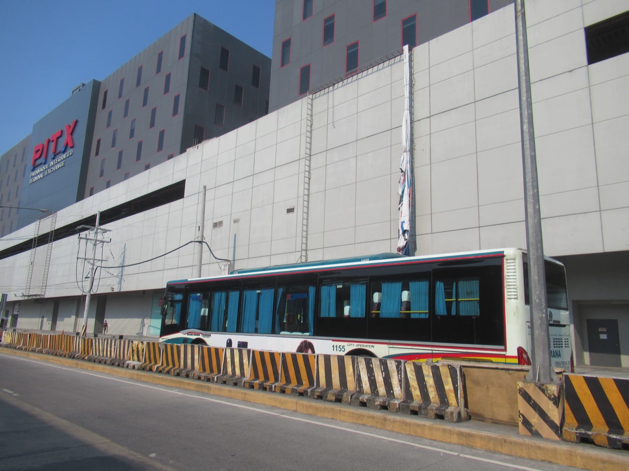 Le Parañaque Integrated Terminal Exchange (PITX) vu de l'extérieur