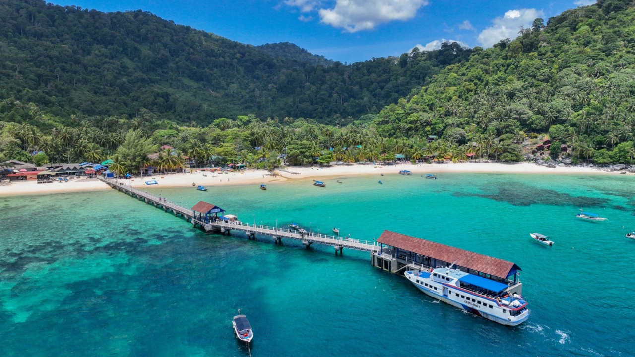 Dermaga dan pantai di Pulau Redang dengan kapal penumpang di dermaga