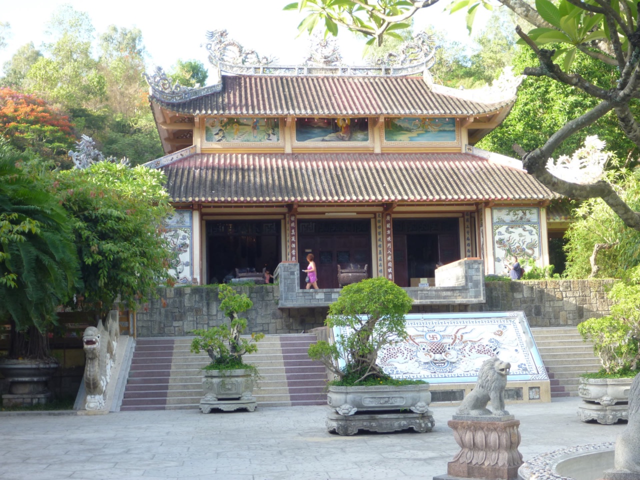 Sebuah dewan kuil di Pagoda Long Son di Nha Trang