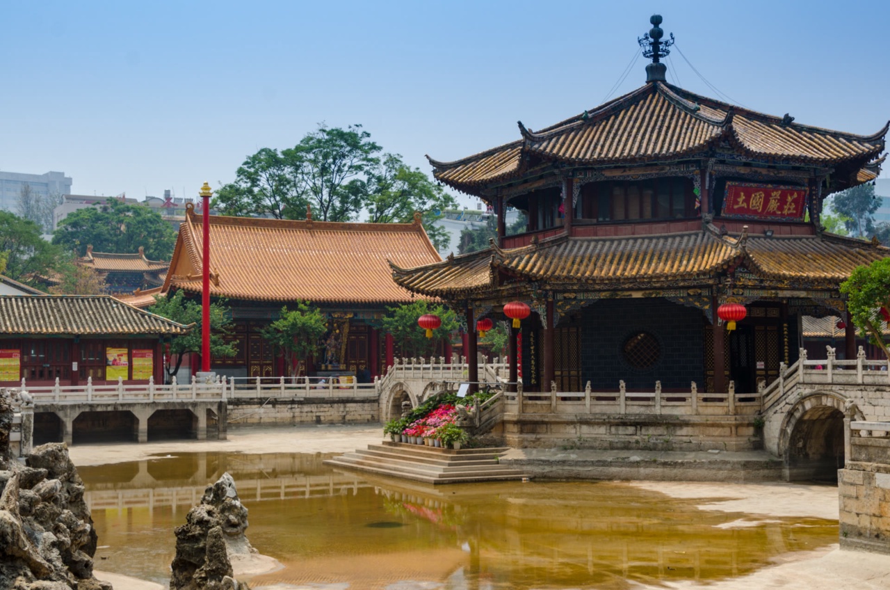 Pavilion di tepi kolam Kuil Yuantong