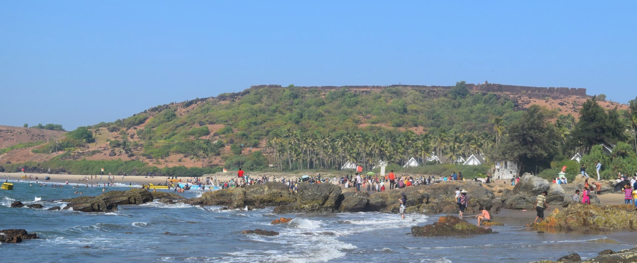 Vagator 海灘,遠處是 Chapora Fort 所在的山丘