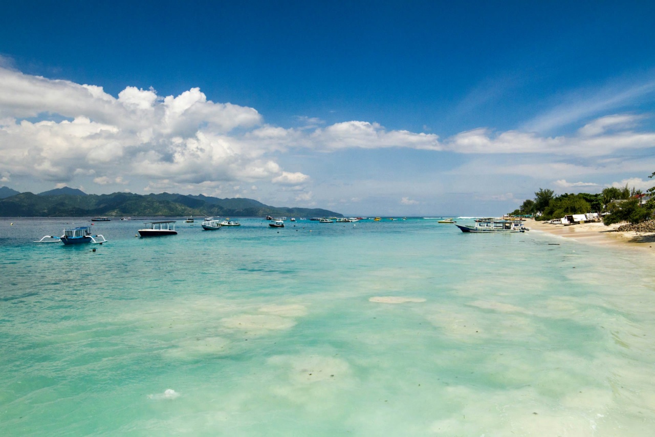 特拉旺安島外碧綠海水中的船隻
