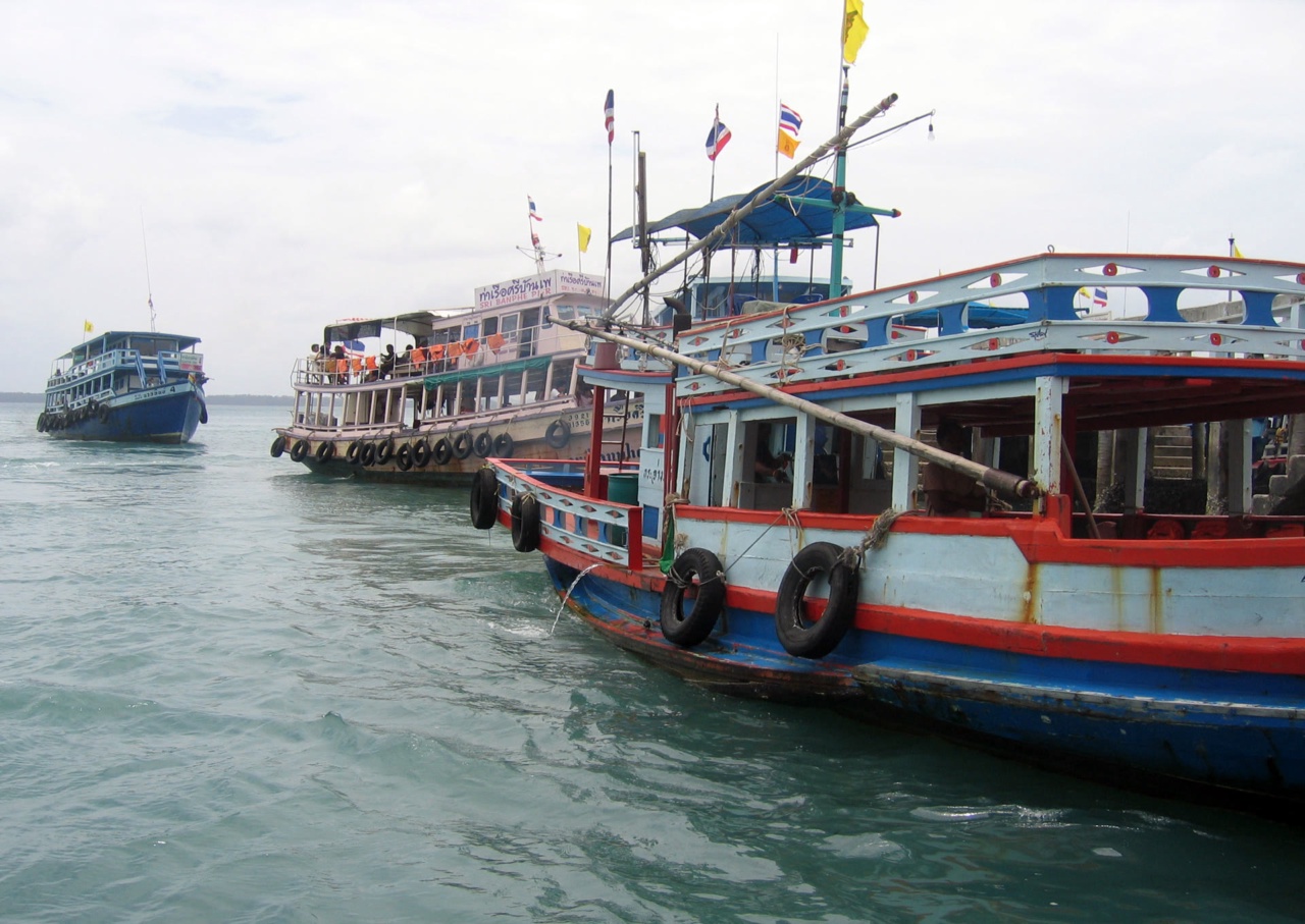 Des bateaux pour la traversée vers Koh Samet au quai de Ban Phe