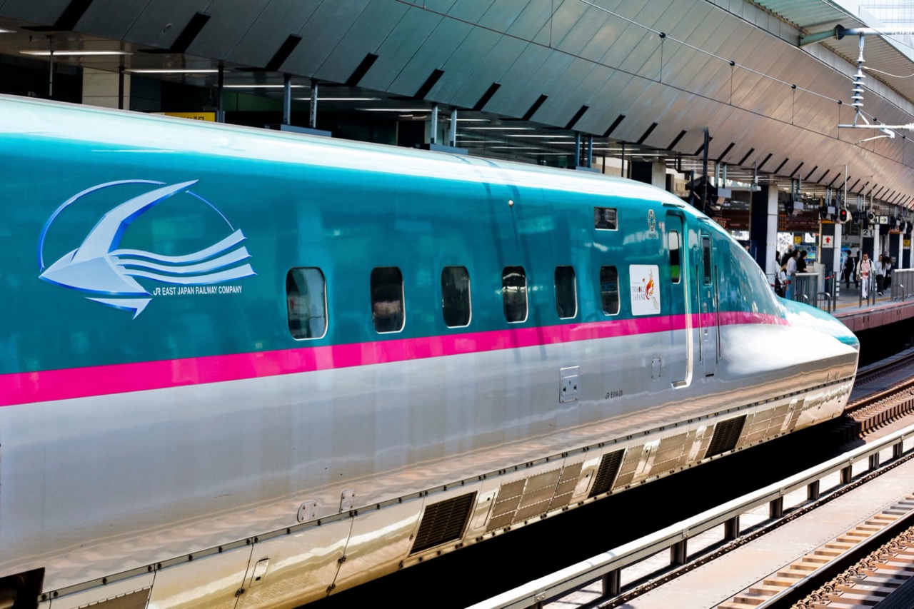 東京站月台上的一列新幹線列車