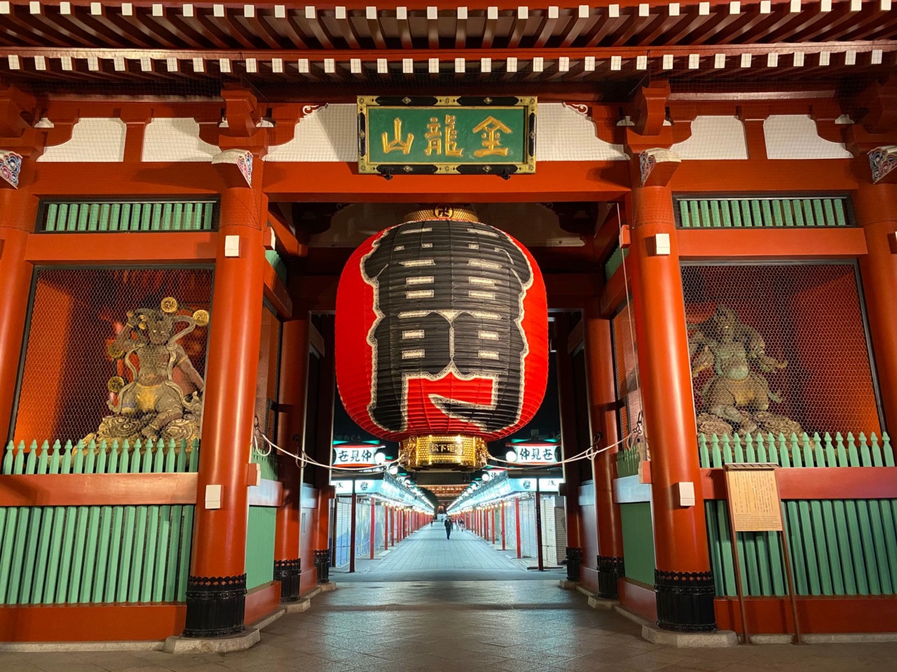 The Kaminarimon gate with its large red lantern