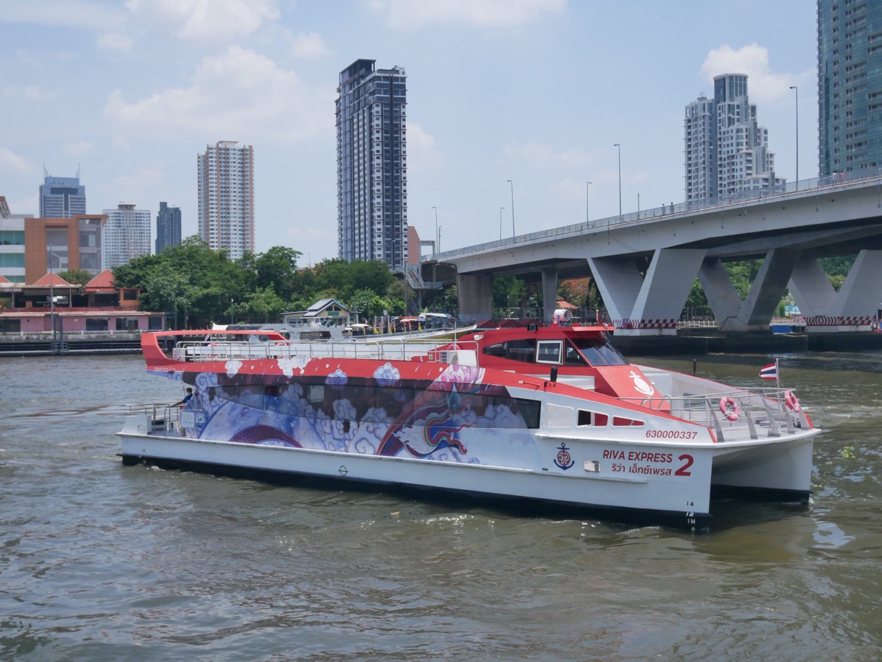 Un bateau sur le Chao Phraya, près du quai de Sathorn