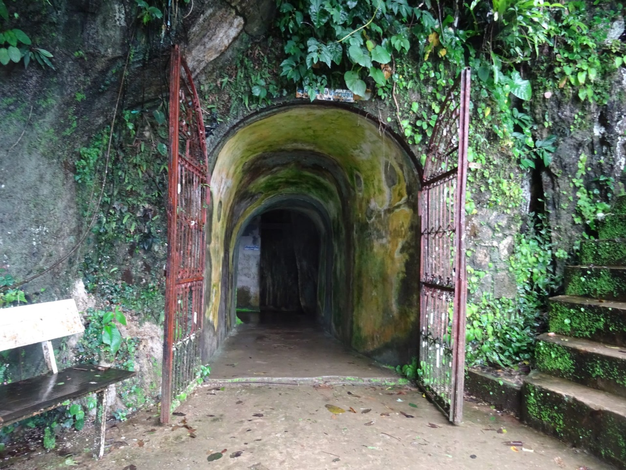 The entrance to Tham Chang Cave