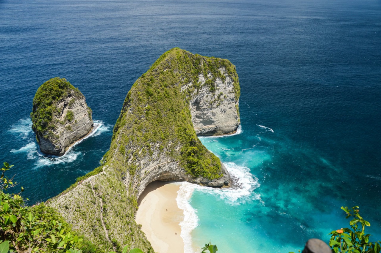 Kelingking Beach di Nusa Penida, dilihat dari tebing di atasnya