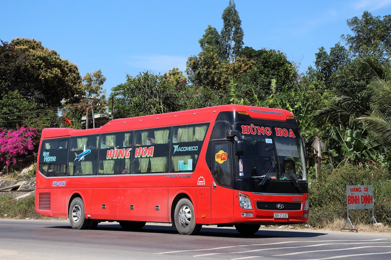 Ein Schlafwagenbus am Straßenrand in Vietnam