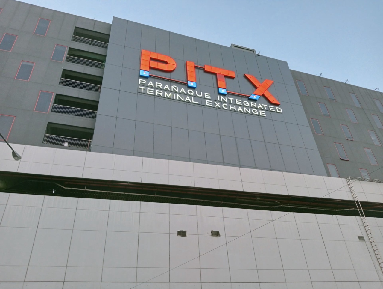 Bến xe buýt PITX ở Parañaque