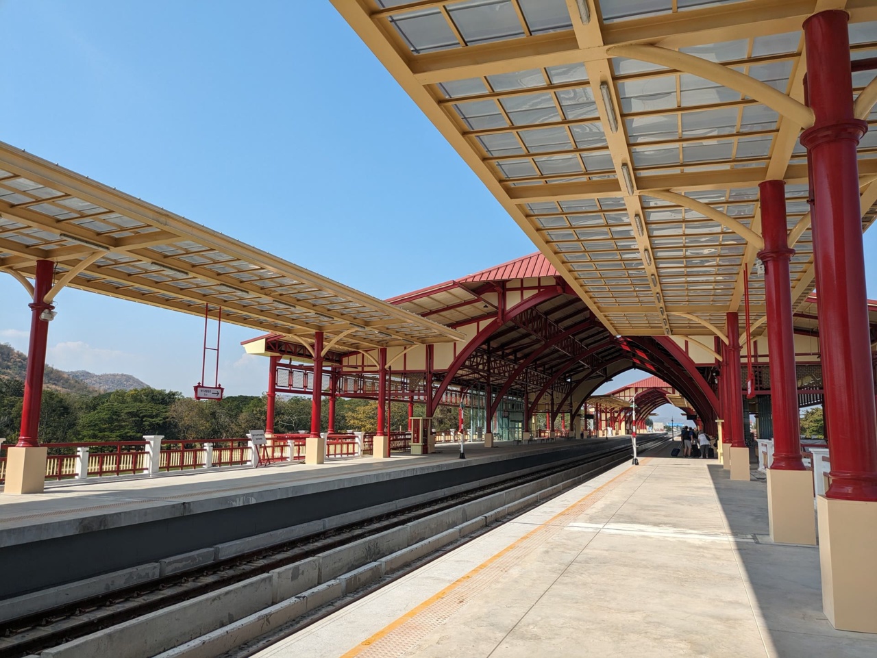 हुआ हिन रेलवे स्टेशन के लाल प्लेटफ़ॉर्म शेड