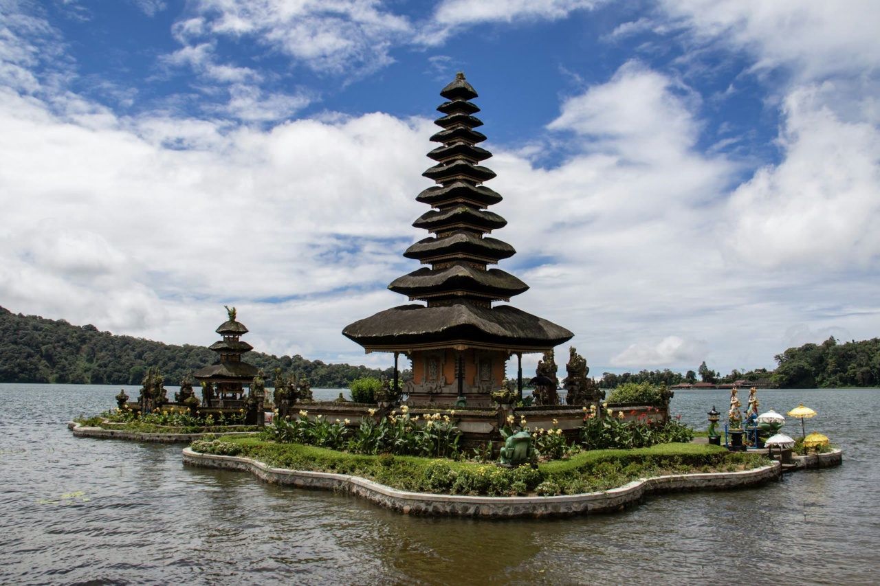 Đền Ulun Danu Beratan bên hồ