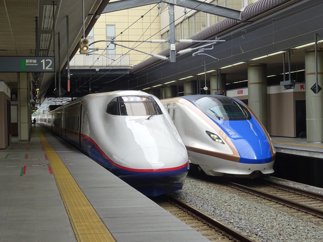 長野駅のホームに停まる新幹線